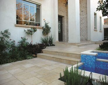 מדרגות כניסה לבית