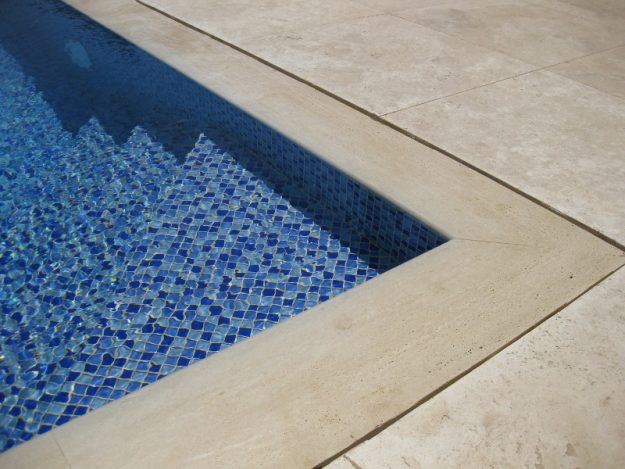 קופינג בריכה טרוורטין בהיר לצד ריצוף 80X80 טרוורטין בהיר
