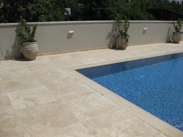 ריצוף בריכת שחייה בטרוונטין