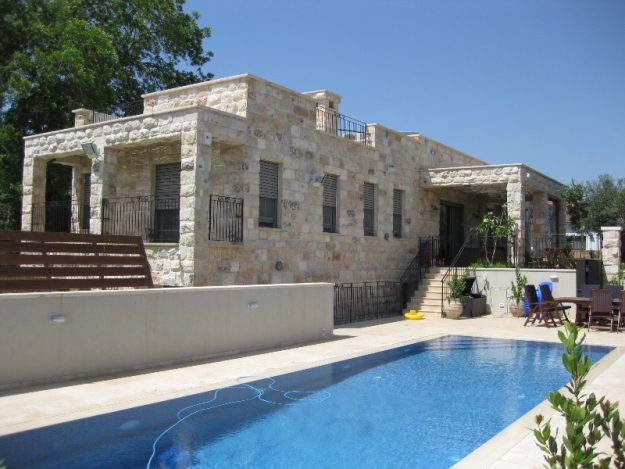 קופינג בריכה טרוורטין בהיר לצד ריצוף 80X80 טרוורטין בהיר