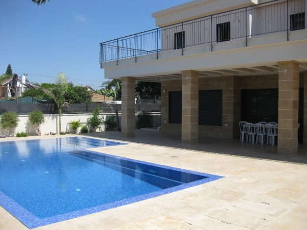 ריצוף טרוורטין מוברש סביב בריכת גלישה